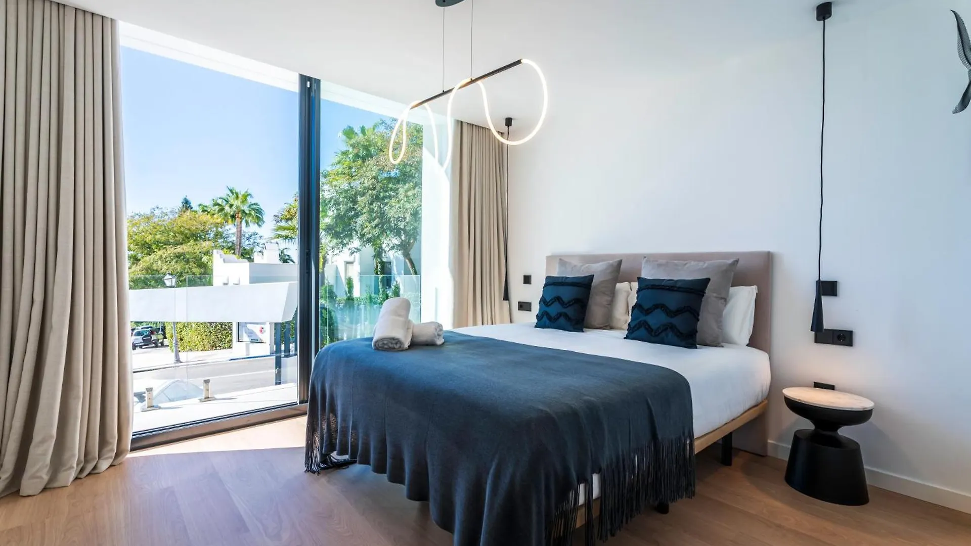Vacation Marbella I Villa La Moderne, Sparkling Heated Pool, Private Gym, Cine Room, Arcade Machines España