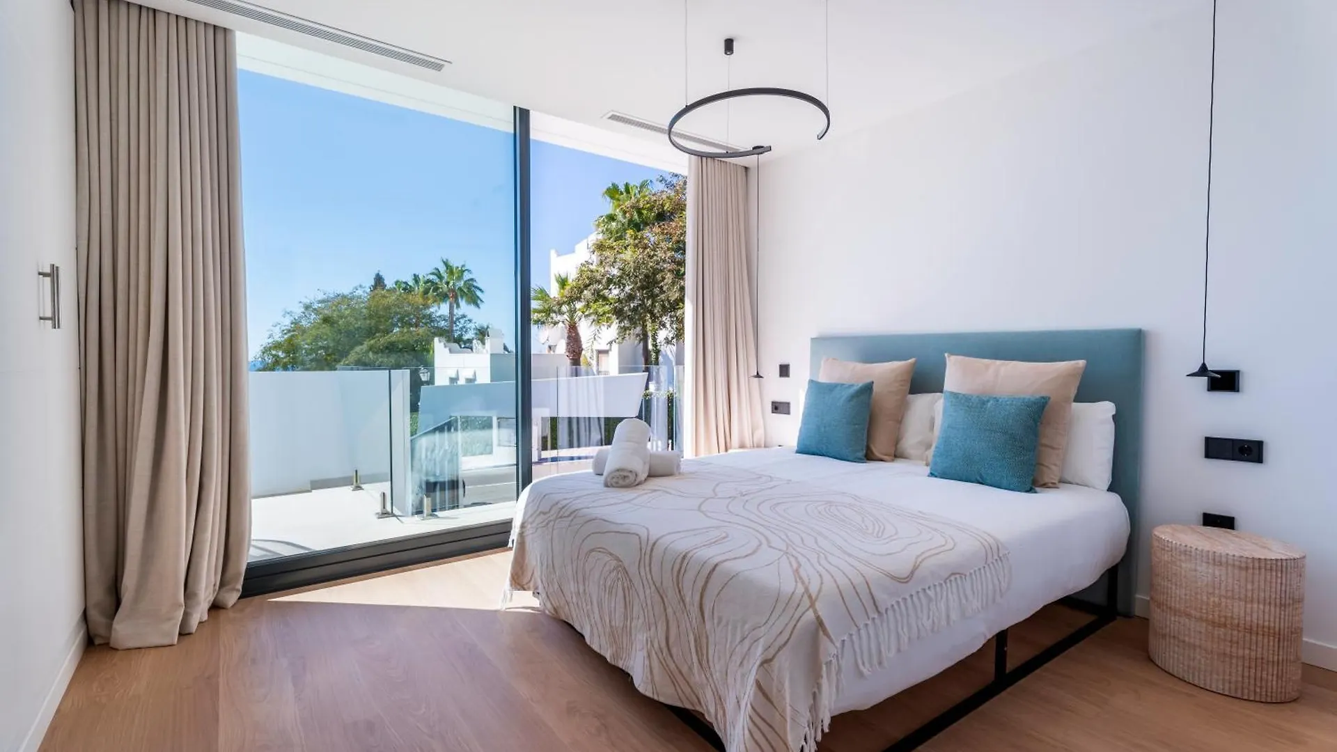 Vacation Marbella I Villa La Moderne, Sparkling Heated Pool, Private Gym, Cine Room, Arcade Machines 0*,
